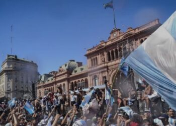 Hoy el Pueblo Argentino debe celebrar y cuidar los 40 años de democracia alcanzados