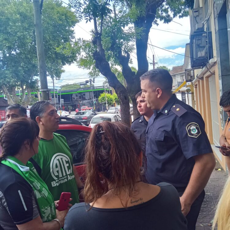 En medio de una jornada de lucha, la policía bonaerense rodeó la sede de ATE Quilmes