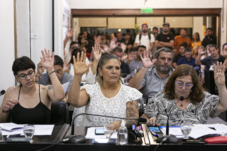 Con apoyo de un sector de la oposición, se aprobaron las tasas y el presupuesto de Brown