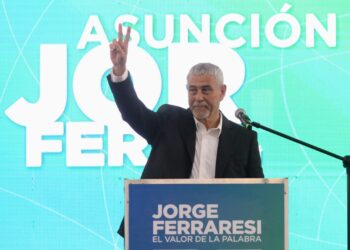 Ferraresi disparó contra los propios y postuló a Kicillof para 2027