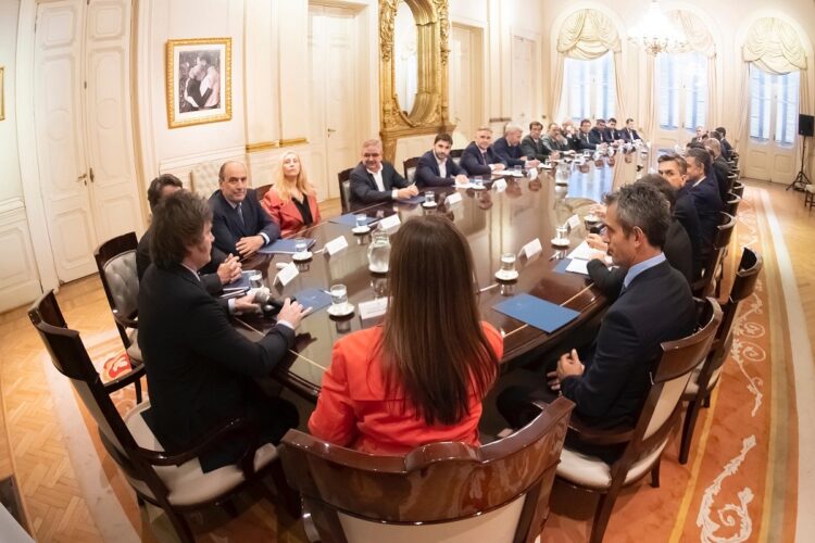 Milei puso al impuesto a las ganancias como parte de la negociación con los gobernadores