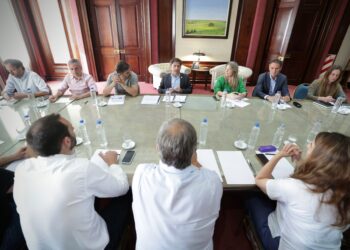 Kicillof armó una mesa con intendentes para monitorear la situación social