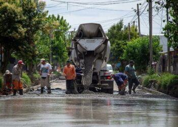 Continúa la última etapa del asfalto de 85 cuadras en el barrio La Unión de Solano