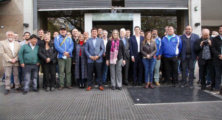 Intendentes de todo el país presentaron un recurso de amparo contra el DNU