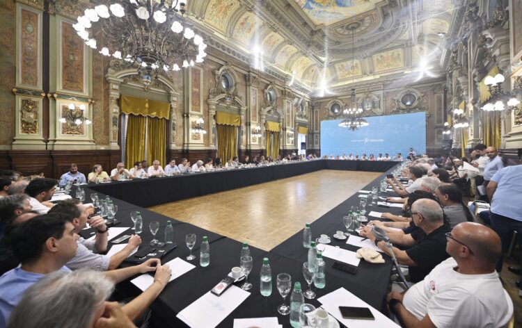Kicillof recibió a representantes de Cámaras y Agrupaciones empresarias