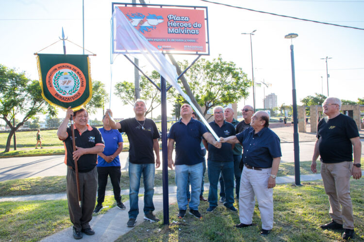 Mussi visitó la remodelada plaza Héroes de Malvinas