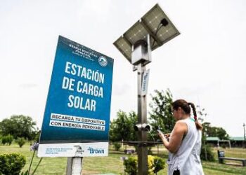 Instalan paneles solares para abastecer luminarias led y cargar celulares