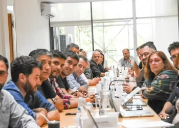 El Gobierno bonaerense convocó a paritarias a docentes y estatales