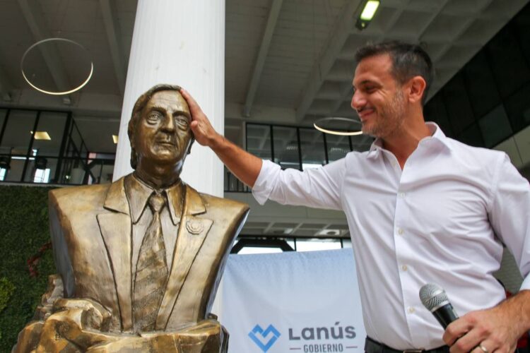 El busto de Kirchner eje de fuego cruzado entre el PRO y el Kirchnerismo