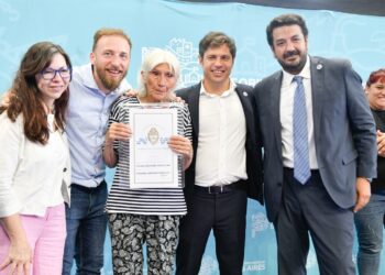 Kicillof y Otermín entregaron títulos de propiedad