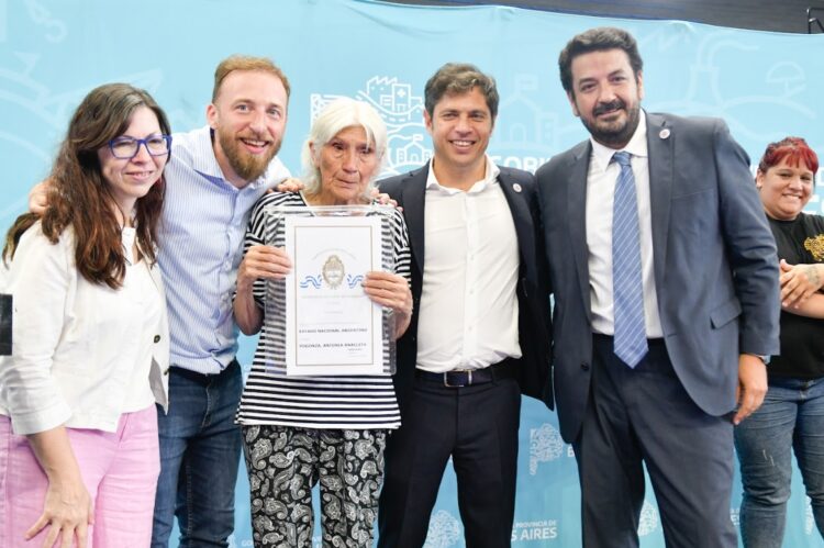 Kicillof y Otermín entregaron títulos de propiedad