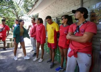 Mayra se reunió con guardavidas y entregó tres camionetas a Defensa Civil