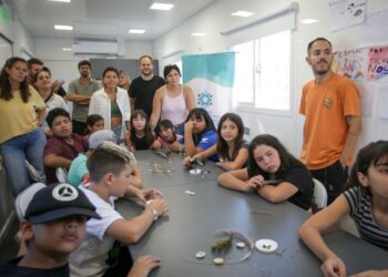 Mayra recorrió el aula móvil que funciona en el Centro Comunitario “Jorge Novak”