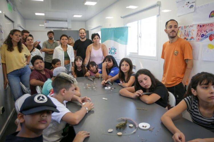 Mayra recorrió el aula móvil que funciona en el Centro Comunitario “Jorge Novak”