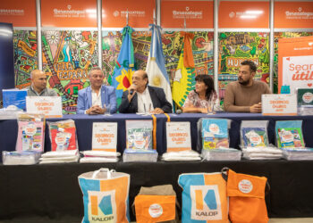 Mussi entregó kits y guardapolvos para las escuelas primarias