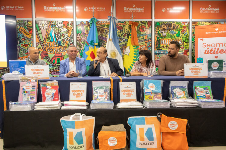 Mussi entregó kits y guardapolvos para las escuelas primarias