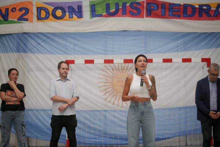 Mayra inauguró el gimnasio de la EES N°2 de Solano y defendió el pago de la tasa municipal