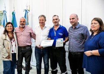 Cascallares reconoció trabajadores municipales que terminaron el FINES