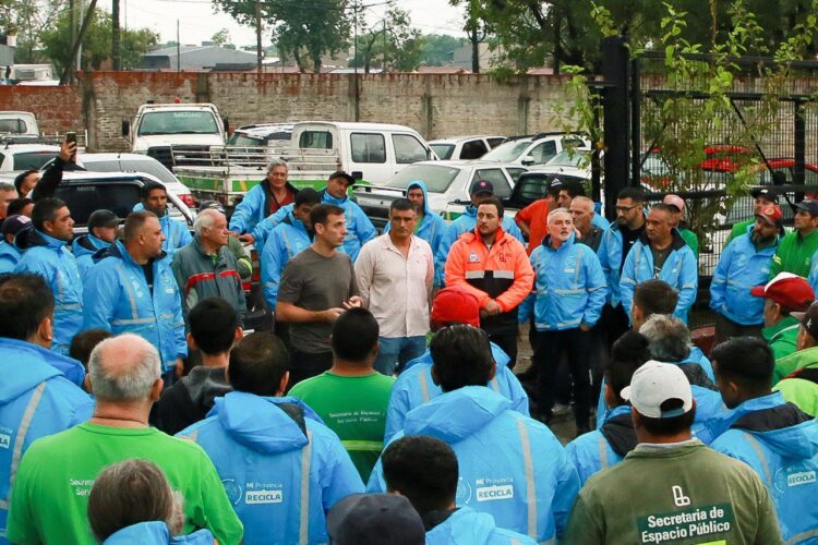 Julián otorga un 30 por ciento de aumento y un bono de 100 mil pesos a los municipales