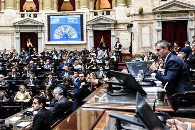 En una maratónica sesión, diputados dio media sanción a la Ley Bases