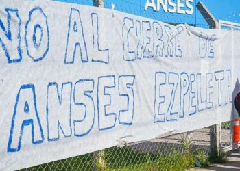 Abrazo solidario y olla popular en contra del cierre de la ANSES Ezpeleta