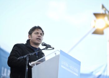 Kicillof cantó la nueva canción, se proyectó a nivel nacional y esquivó la interna en Varela