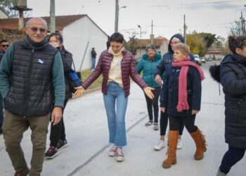 Mayra inauguró asfaltos en Ezpeleta y compartió una mateada con vecinos