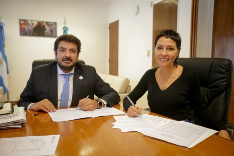 Todo Cámpora: Mena firmó acuerdos Mayra Mendoza y Julián Álvarez