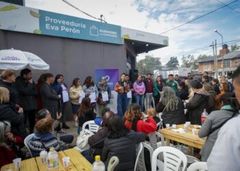 Mayra presentó la tarjeta “Somos Quilmes Solidaria” destinada a puntos solidarios del distrito