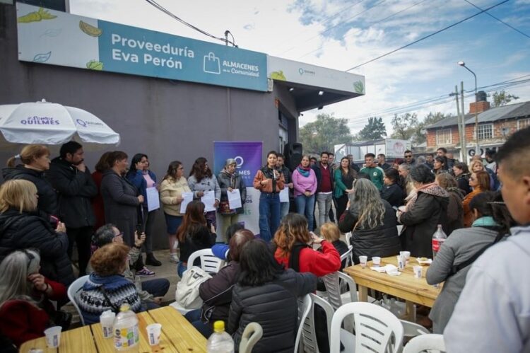 Mayra presentó la tarjeta “Somos Quilmes Solidaria” destinada a puntos solidarios del distrito