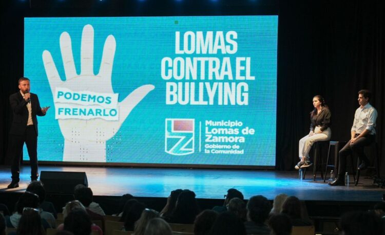 Otermín y Wado de Pedro presentaron el programa “Lomas contra el Bullying”