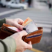 Más de la mitad gasta ahorros para llegar a fin de mes