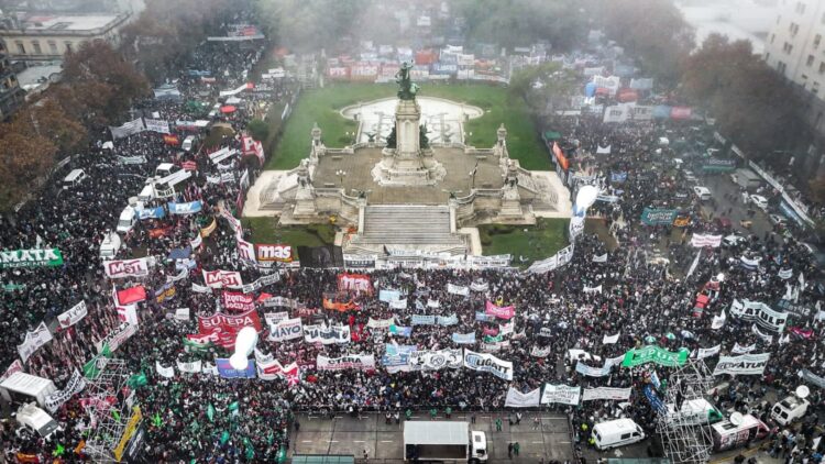 Masiva movilización contra la Ley Bases frente al Congreso