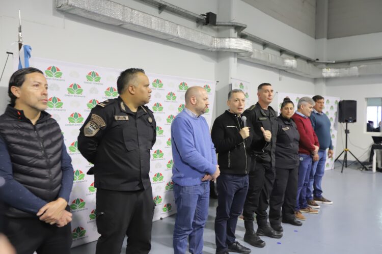 Gray puso en funciones a 200 oficiales de la Fuerza Barrial de Aproximación