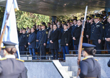 Kicillof le tomó juramento a la bandera a cadetes de la policía