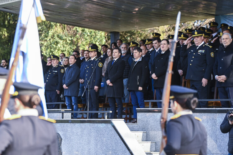 Kicillof le tomó juramento a la bandera a cadetes de la policía
