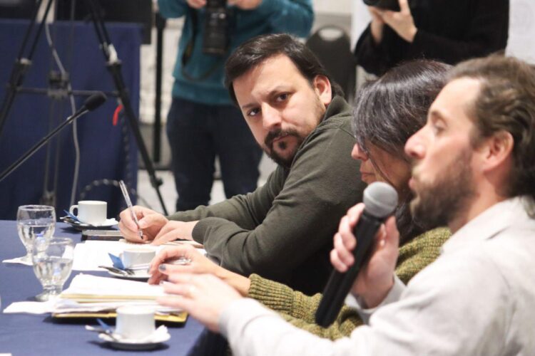 Expertos avalaron el proyecto que busca limitar el uso de celulares en escuelas primarias