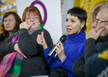 Mayra de recorrida en La Florida: “No queremos dejar de dar la cara”