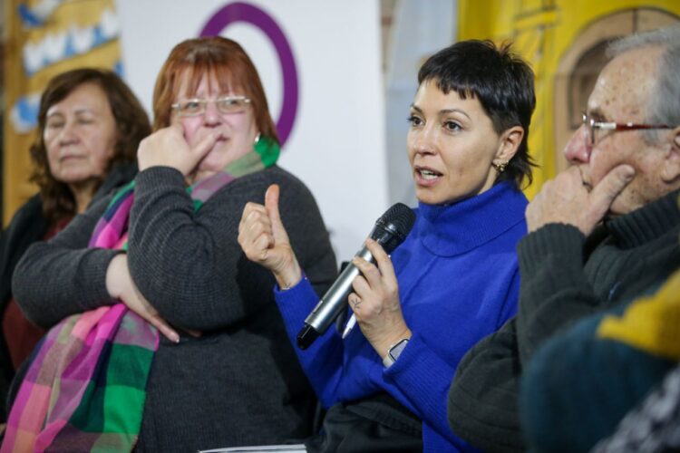 Mayra de recorrida en La Florida: “No queremos dejar de dar la cara”