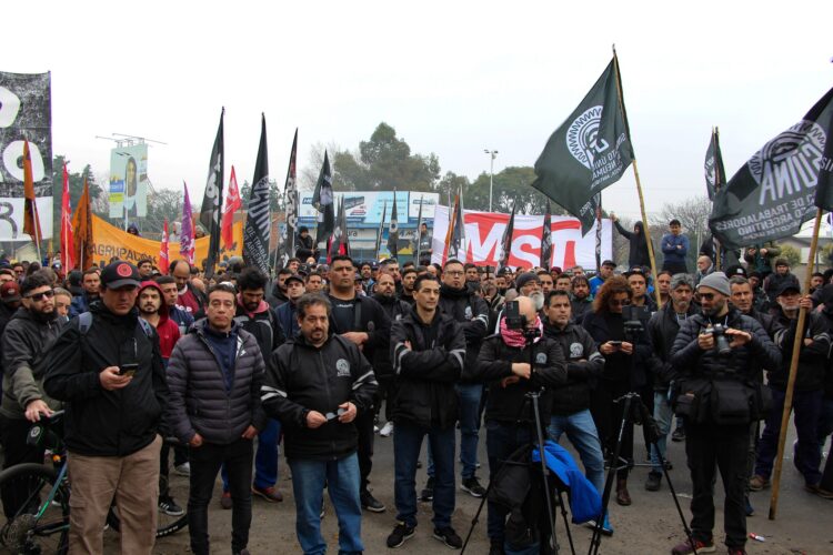 Trabajadores de Firestone se manifestaron frente a la fábrica