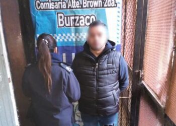 Detuvieron a un hombre con un inhibidor de señal y equipo policial