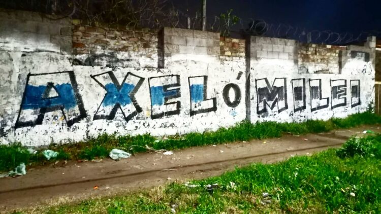 Axel o Milei: el slogan kicillofista que llegó a los paredones del conurbano