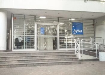 Gray cargó contra el gobierno nacional por el cierre de la oficina de Aysa
