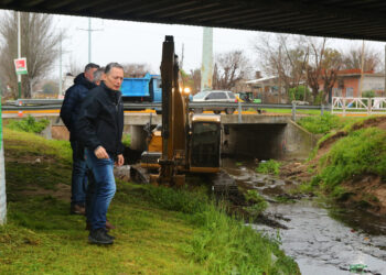 Gray supervisó la obra de limpieza y saneamiento del Arroyo Ortega