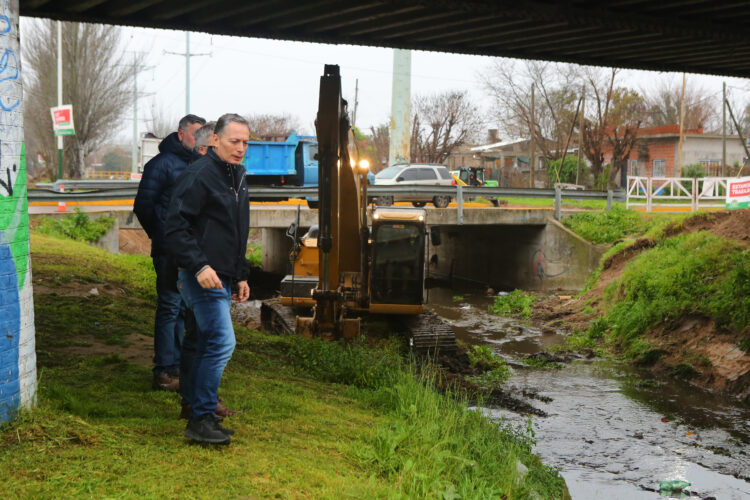 Gray supervisó la obra de limpieza y saneamiento del Arroyo Ortega