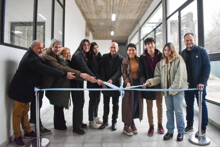 Mayra inauguró nuevas aulas y una biblioteca en el ISFDT N°24