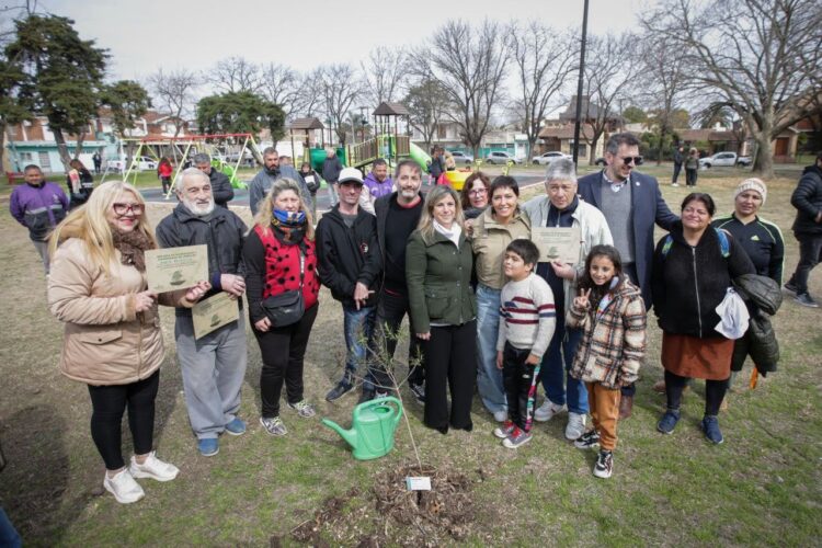 Mayra y Cuattromo inauguraron nuevos juegos en la plaza Héroes de Malvinas