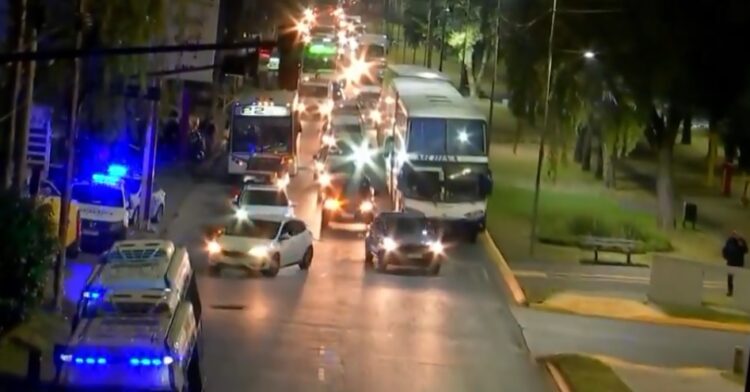 Protesta de micros de larga distancia en el Triángulo de Bernal
