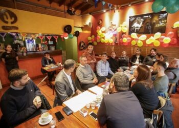 Mayra se reunió con comerciantes de Bernal