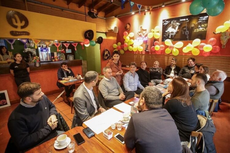 Mayra se reunió con comerciantes de Bernal